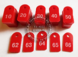 Номерки (бирки) для ключей №31. Красные номерки с гравировкой для раздевалки. размер номерка 20х40 мм. Наиболее популярный размер для раздевалок фитнеса.