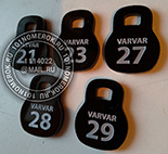 Номерки для ключей №102. Материал номерка - черный акрил 3 мм. Нанесение - гравировка с серебрянной прокраской. Размер гири - 35х27 мм.