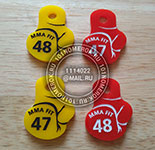 Номерки для ключей в виде боксерской перчатки №104. Материал номерка - желтый и красный акрил 3 мм. Нанесение - гравировка с белой прокраской.