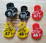 Номерки для ключей в виде боксерской перчатки №105. Материал номерка - черный, желтый и красный акрил 3 мм. Нанесение - гравировка с белой прокраской. 