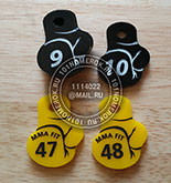 Номерки для ключей в виде боксерской перчатки №106. Материал номерка - черный и желтый акрил 3 мм. Нанесение - гравировка с белой прокраской. 