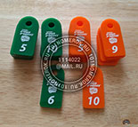Номерки для ключей с логотипом №107. Материал номерка - зеленый и оранжевый акрил 3 мм. Нанесение - гравировка с белой прокраской. 