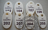 Номерки для ключей №18. Материал номерков - бежевый акрил 3 мм. Нестандартный размер номерка 40х60 мм. Коричневая прокраска.
