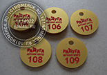 Номерки для ключей металлик №15. Цвет номерка золото. Размер 40 мм. Нанесен логотип и номер. Гравировка с красной прокраской.
