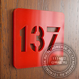 Номерки для шкафов в раздевалку №34. Номерки из красного акрила для нумерации шкафов в раздевалке.