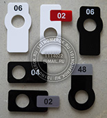 Дверные номерки №38. Обычно такие накладки используют для нумерации на дверках шкафчиков. Материал - акрил 3 мм. Нанесение - гравировка.