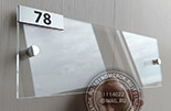 Табличка со сменной информацией с креплением на держатели №111. Накладка крепится на лицевую пластину из прозрачного акрила.