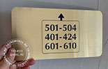 Таблички для дверей №77 для гостиницы с указателем номеров. Материал таблички - композитный пластик под глянцевое золото. Размер таблички 15х30 см.