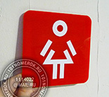 Таблички-указатели для фитнеса "женский туалет" №31. Материал таблички красный акрил 3 мм, текст - белая пленка. Размер 14х14 см.