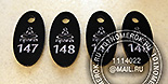 Бирки для студии йоги №22 из черного акрила 20х40 мм. Нанесен логотип и номер. На черном акриле гравировка номера достаточно четкая и яркая.