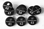 Бирки для фитнеса №30 из черного акрила. Нестандартный размер д=22 мм. Нанесение цифры и названия гравировкой.