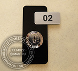 Накладки на замки для шкафчиков №18. Накладка из черного акрила 3 мм и серебрянной вставки с гравировкой номера.