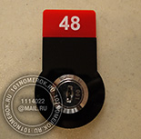 Накладки на замки для шкафчиков №19. Накладка из черного акрила 3 мм и красной вставкой с номером сверху. Это более универсальный вариант, можно крепить на правые и левые дверцы шкафчиков.