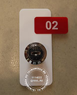 Накладки на замки для шкафчиков №33. Накладка из белого акрила с красной вкладкой с номером.