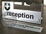 Настольная табличка с карманом "Reception" №19. Табличка из серебрянного акрила. Нанесение текста - аппликация пленкой.