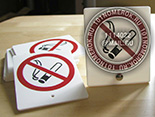 Настольные таблички "Курение запрещено" №29. Таблички из белого акрила с аппликацией цветными пленками.