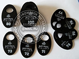 Номерки для гардероба №10. Номерки из черного акрила с гравировкой сложного логотипа и номера с белой прокраской.