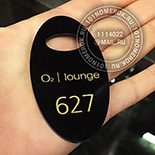 Номерки для гардероба №2. Материал номерка - черный акрил 70х50 мм. Нанесение номера и логотипа - гравировка с желтой прокраской.