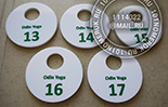 Номерки для гардероба №33 для студии йоги "ODIN YOGA". Сочетание белого акрила и зеленой заливки. Диаметр номерка 50 мм.