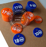 Номерки для ключей №100. Материал номерка - синий и оранжевый акрил 3 мм. Нанесение - гравировка с белой прокраской. Логотип размещен справа от номера.