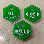 Номерки для ключей №117. Номерки для фитнеса в виде шестигранного диска от штанги. Акрил зеленый 3 мм, гравировка и заливка краской.