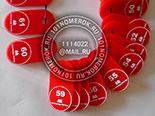 Номерки для ключей №14. Материал номерка - красный акрил 3 мм. Размер номерка 40х20 мм. Гравировка с белой прокраской.