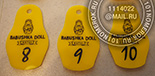 Номерки для ключей №26 для отеля. Материал номерков - желтый акрил 3 мм. Нестандартная форма номерка в виде матрешки, сложный логотип и оригинальный фирменный шрифт.
