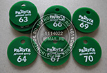 Номерки для ключей №41 для детского клуба. Материал номерков - зеленый акрил. Диаметр номерков 40 мм. Нанесен логотип и номер.