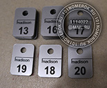 Номерки для ключей металлик №17 "мадисон". Цвет номерка серебро. Размер 20х30 мм. Нанесен логотип и номер.