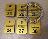 Номерки для ключей металлик №18 "мадисон". Цвет номерка золото. Размер 20х30 мм. Можно применить деление по цветам: золотоые номерки для женской раздевалки, серебрянные для мужской.