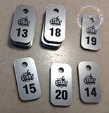 Номерок для ключей №36. Акрил серебро 3 мм, с гравировкой номера и логотипа. Размер номерка 20х40 мм.