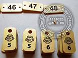 Номерки для ключей металлик №3. Цвет номерка золото металлик. Размер номерка 20х30 мм. Готовые номерки с логотипом и номером.