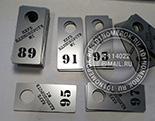 Номерки для ключей металлик №7 "клуб единоборств". Цвет номерка серебро металлик. Размер номерка 25х60 мм. Нанесен номер и логотип.
