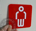 Дверные номерки №31. Указатель с пиктограммой "мужской туалет". Материал - красный акрил. Размер номерка 10х10 см.
