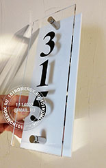 Дверные номерки №9. Еще один вариант таблички из 2-х слоев прозрачного акрила 3 мм. Цифра - черная пленка между слоями.