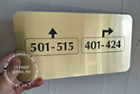 Таблички для дверей №78 для гостиницы с указателем номеров. Материал таблички - композитный пластик под глянцевое золото. Размер таблички 15х30 см.