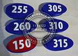 Таблички-номерки для фитнеса №32. Материал таблички синий и красный акрил 3 мм, текст - белая пленка. Размер 5х10 см. Могут применяться для нумерации дверей или шкафов.
