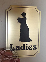 Таблички для женского туалета в винтажном стиле №36. Материал таблички - композитный пластик под матовое золото 8х10 см. Силуэт и надпись "LADIES".